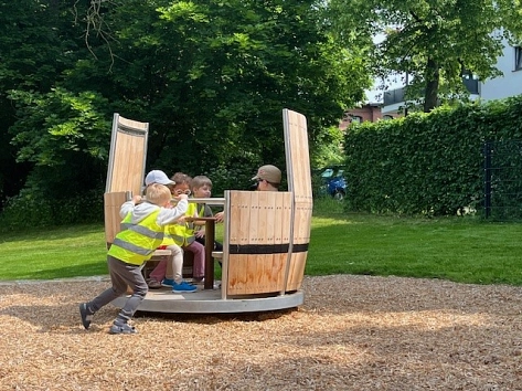 Kinder spielen zusammen im Drehfass © Stadt Hildesheim