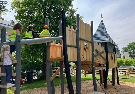 Eröffnung Kinderspielplatz Weinberg, Kinder klettern auf den Türmen © Stadt Hildesheim