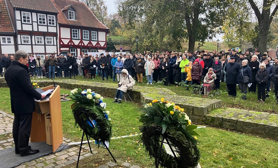 Oberbürgermeister Dr. Ingo Meyer erinnerte unter großer Anteilnahme der Bevölkerung an die Opfer der Reichspogromnacht.