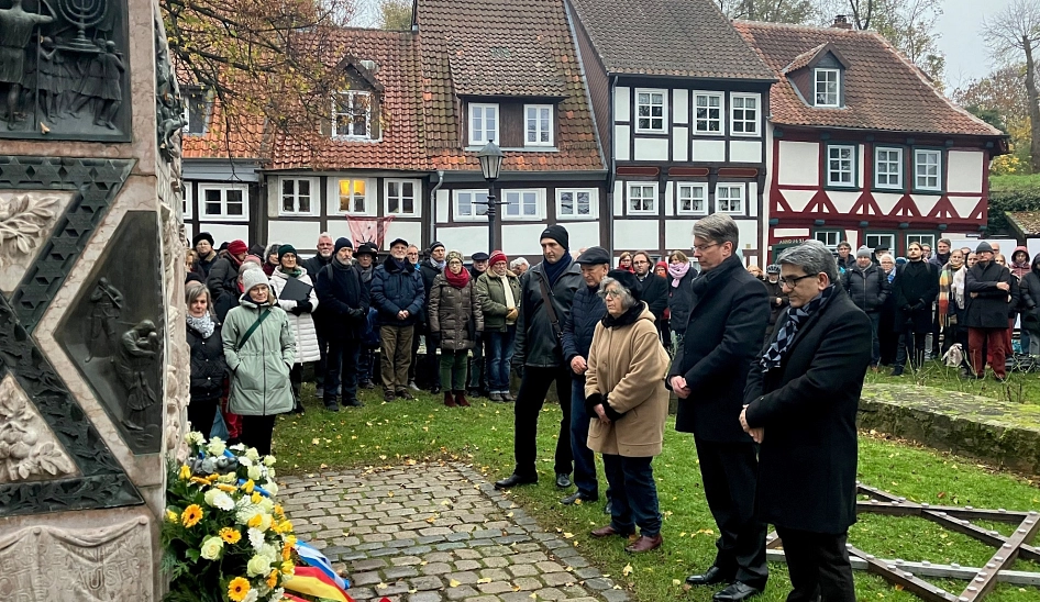 Zum Abschluss der Gedenkstunde wurde am Mahnmal eine Schweigeminute gehalten.