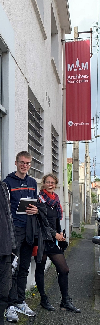 Marten und Stine Krause vor dem Stadtarchiv